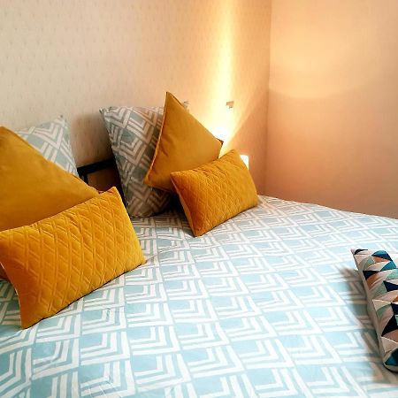 Studio Centre Apartment Dinan Luaran gambar