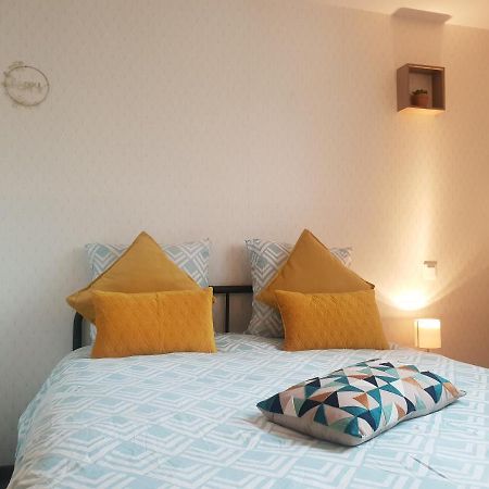 Studio Centre Apartment Dinan Luaran gambar