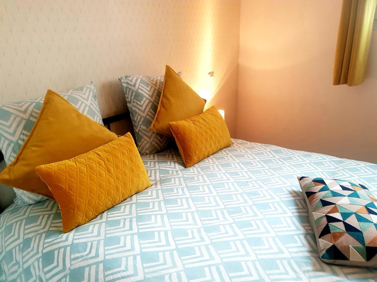 Studio Centre Apartment Dinan Luaran gambar