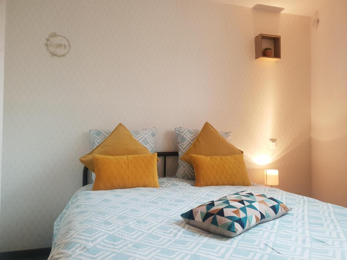 Studio Centre Apartment Dinan Luaran gambar