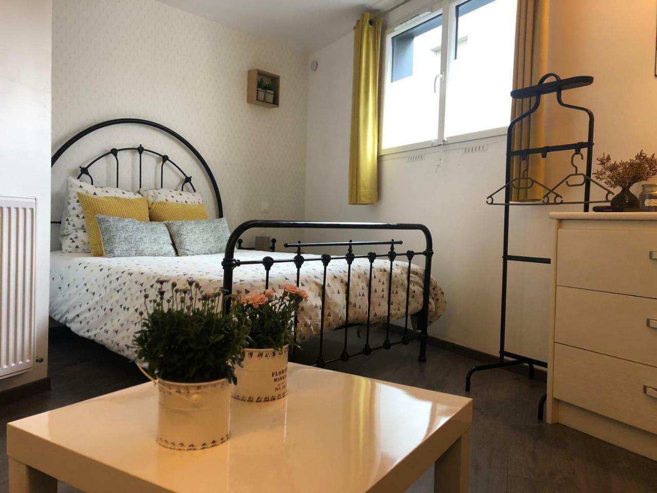 Studio Centre Apartment Dinan Luaran gambar